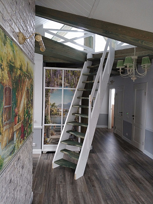Покраска деревянных лестниц - пример 2